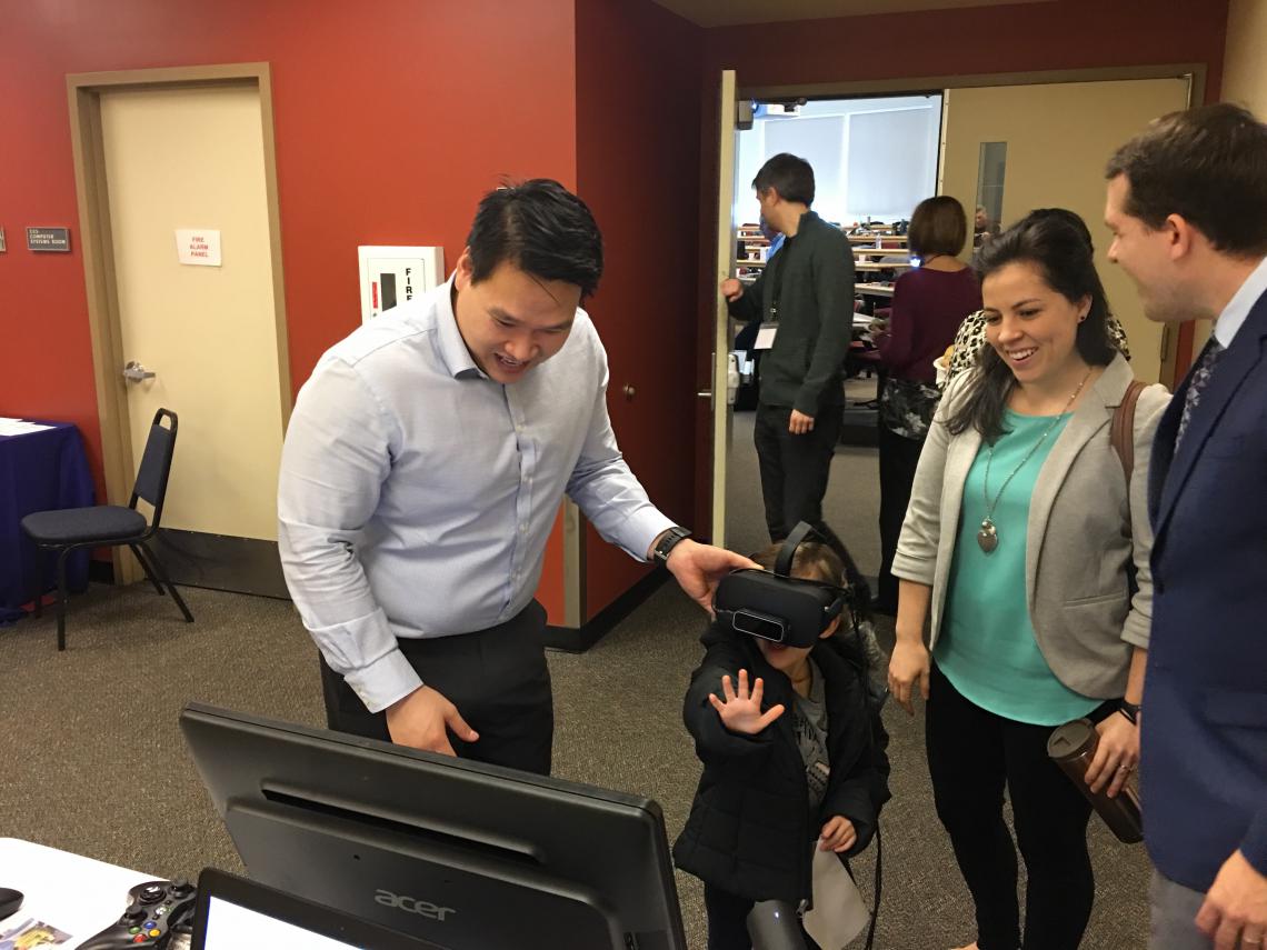 Dr. Tuan Tran demoing Vivid Vision at the Northwest OEP conference.